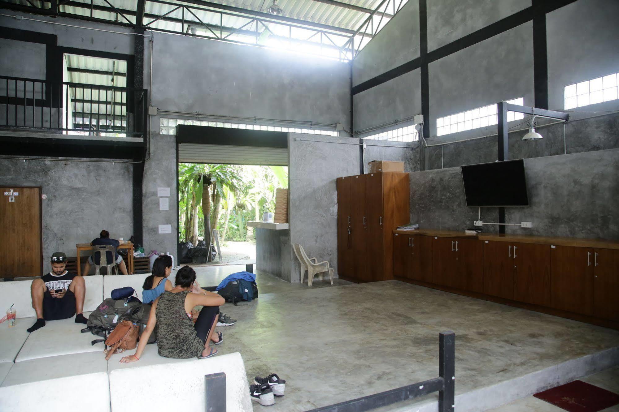 Oyo 585 Freedom Hostel @ Phi Phi Екстериор снимка