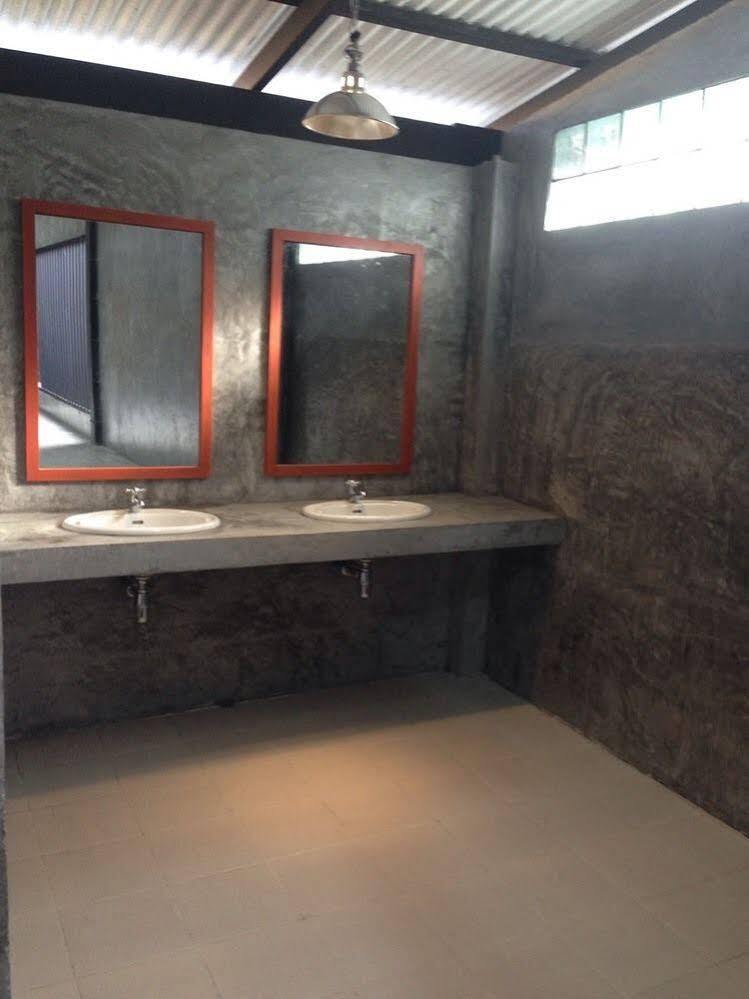 Oyo 585 Freedom Hostel @ Phi Phi Екстериор снимка